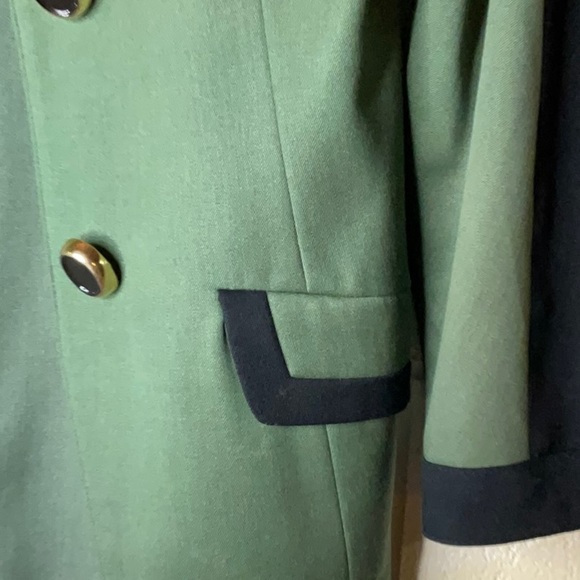 A lightly worn Harve’ Bernard women’s two piece suit . Very well made in a Sz.6. - Picture 8 of 16